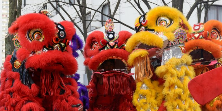 Paris: La danse du lion ouvre le nouvel an chinois